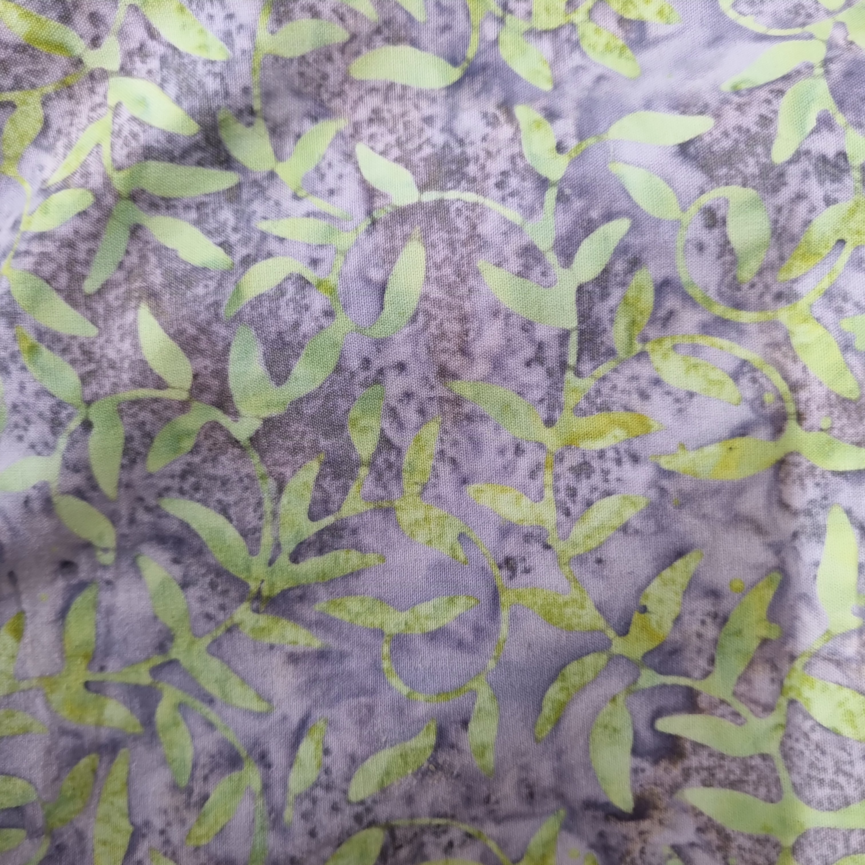 Batik Backing - Green Leaf lightGrey